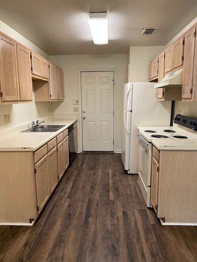 Foto del edificio - Over-Sized Four Bedroom, Three Bath Two St...