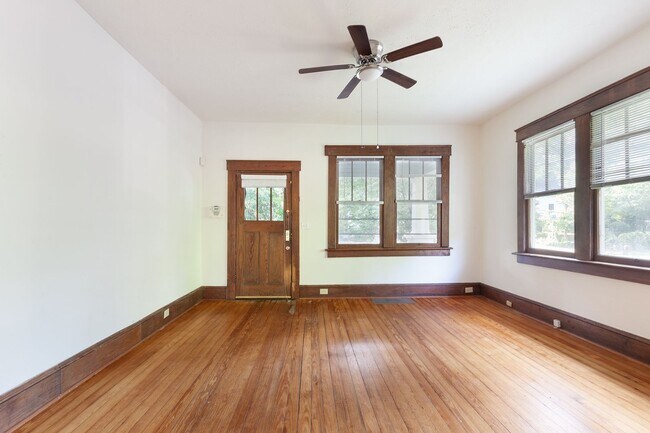 Foto del edificio - Charming 1920's Bungalow w/ Modern Upgrade...