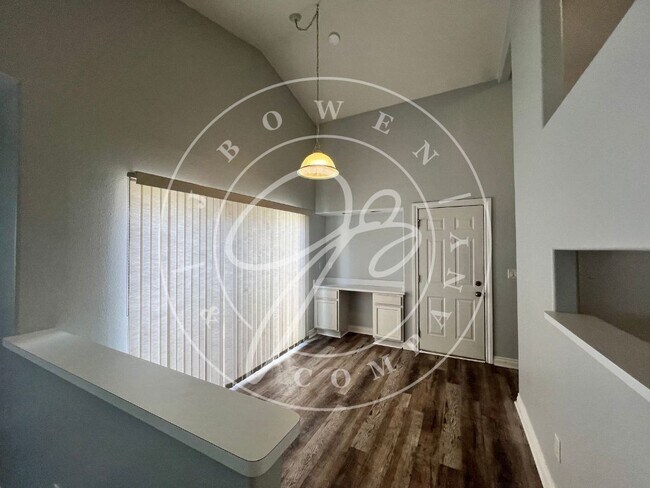 Building Photo - Beautiful Open Concept 3 bedroom 2 bathroo...