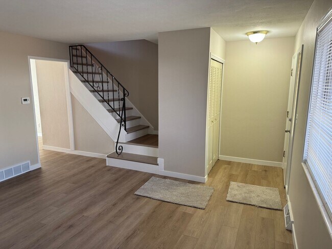 Building Photo - Spacious 2-bed, 1.5-bath Townhouse-Delivers Comfort & Convenience