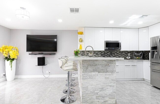 Building Photo - 331  Cypress Way 331 Palm Springs Fl 33406