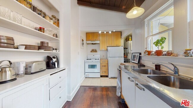 Foto del edificio - 402 N Venice Blvd