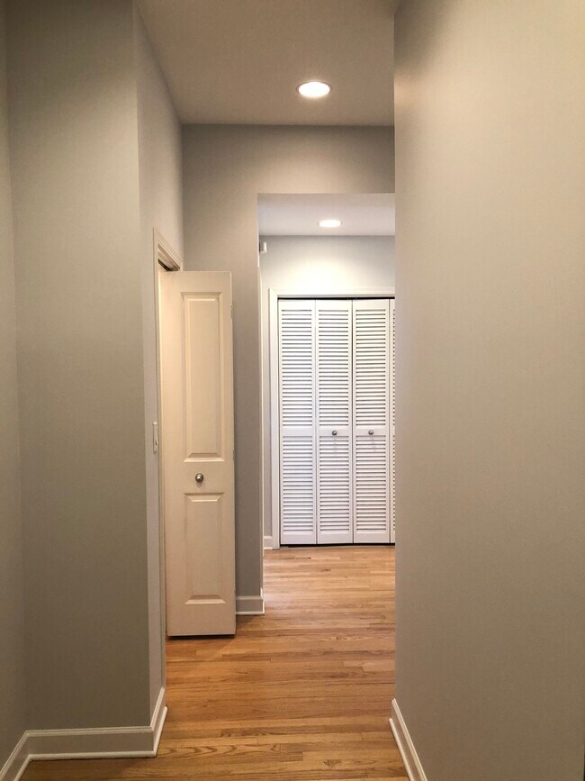 Entry hallway with hall closet - 948 Madison W St