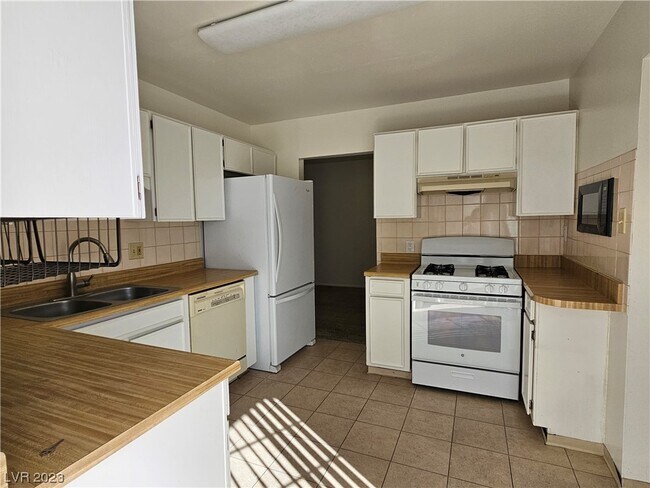 Building Photo - 316 Redstone St