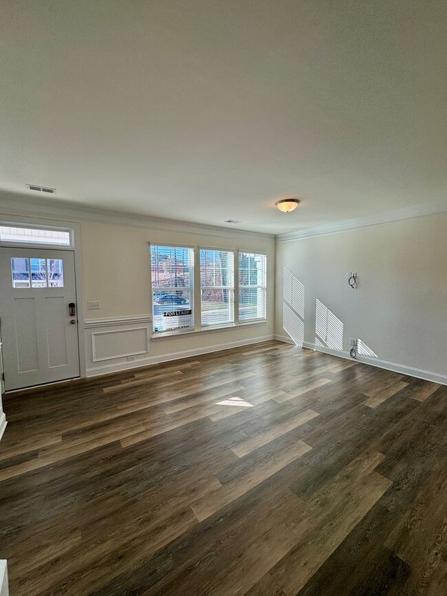 Building Photo - Beautiful Belmont Townhome Located in Laur...