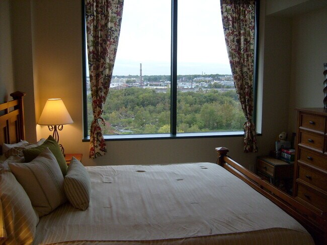 Foto del edificio - One Bedroom Condo Overlooking the James Ri...