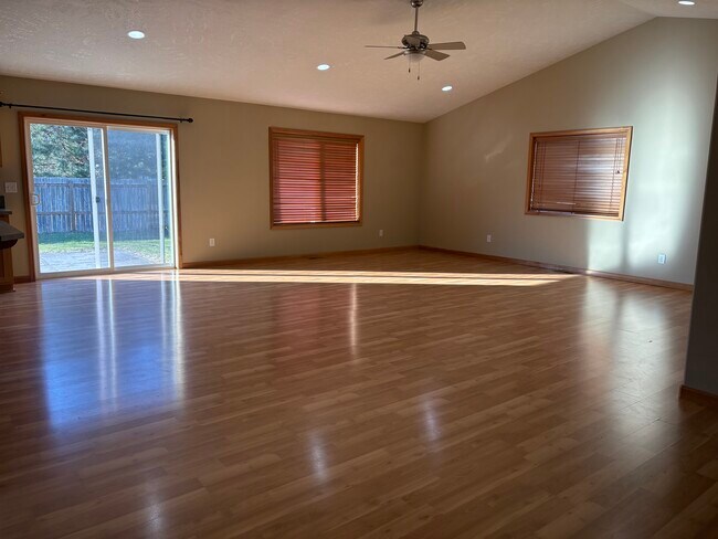 Sala de estar - 311 SW Juniper Ave