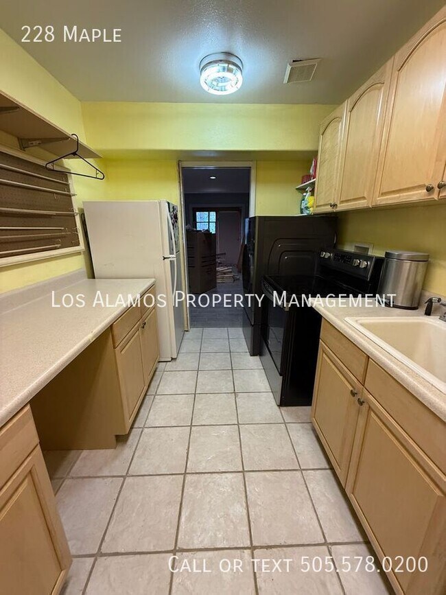 Building Photo - 228 Maple-