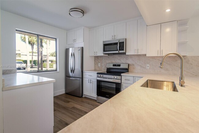 Foto del edificio - 370 Racquet Club Rd