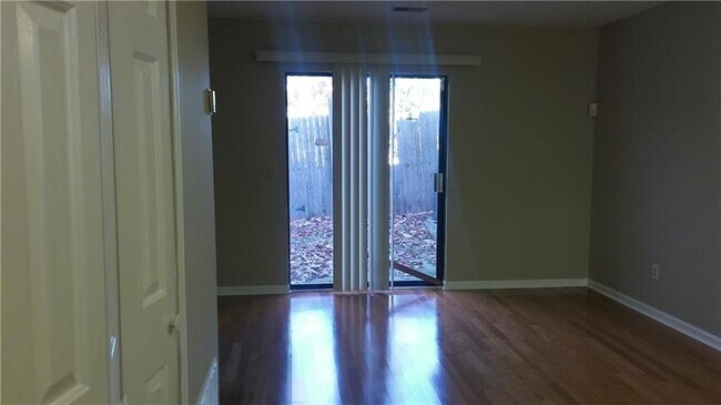 Building Photo - 6990 Oakhill Cir
