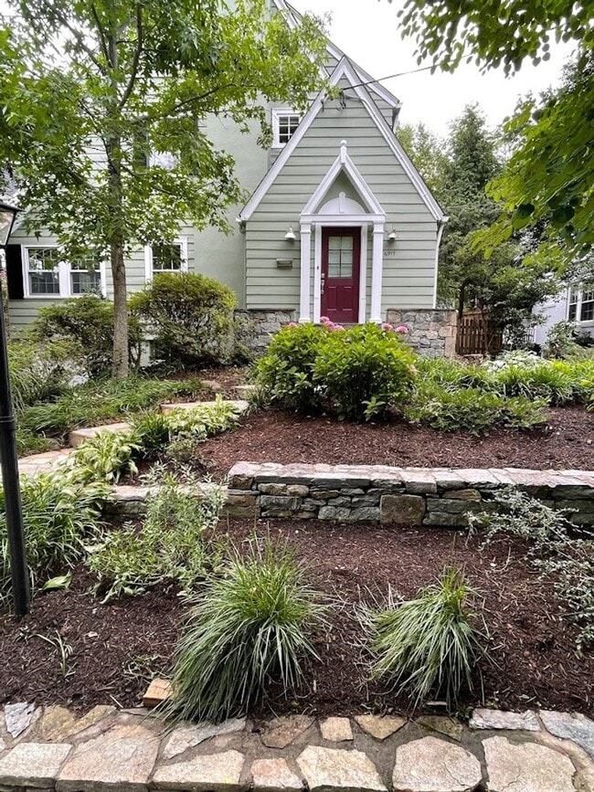 Building Photo - 6917 Woodside Pl