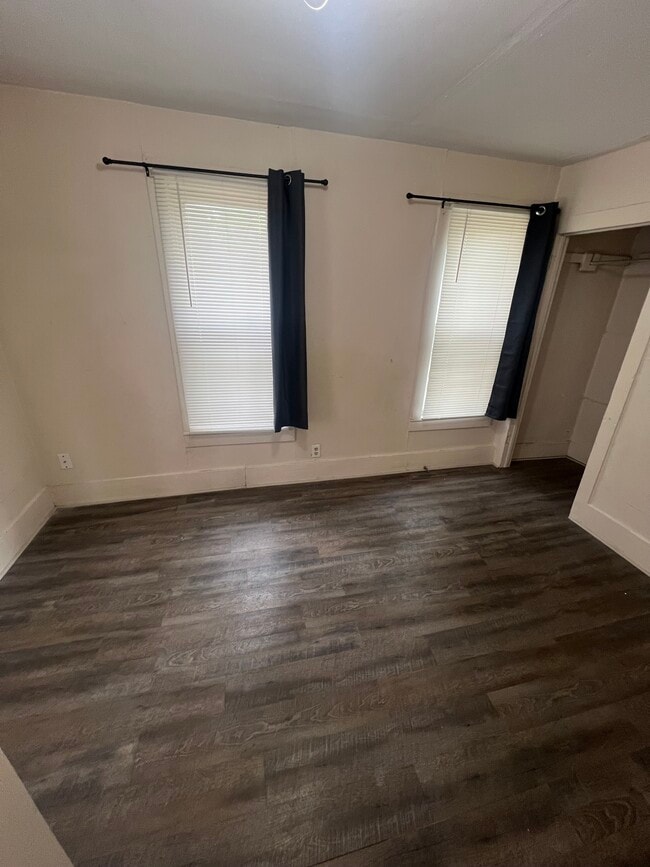 Building Photo - 323 N Ash St