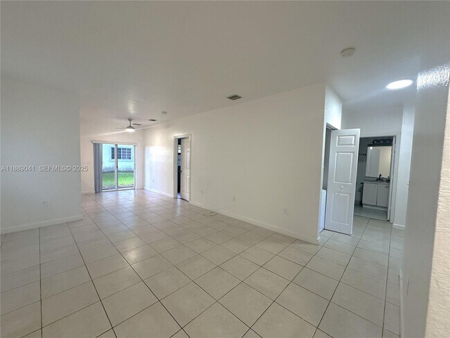 Foto del edificio - 2731 NE 3rd Dr