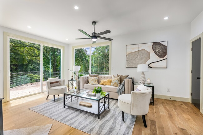 Foto del edificio - 335 Eureka Dr NE