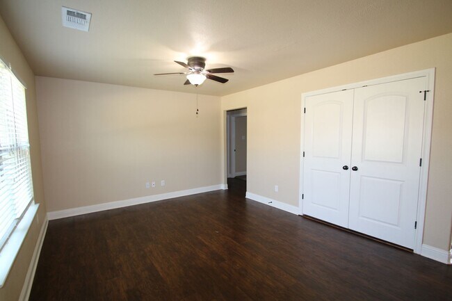 Foto del edificio - Coming Soon | 3BR/2BA Weatherford Town Home with Granite Countertops, Luxury Plank Floors & Appli...