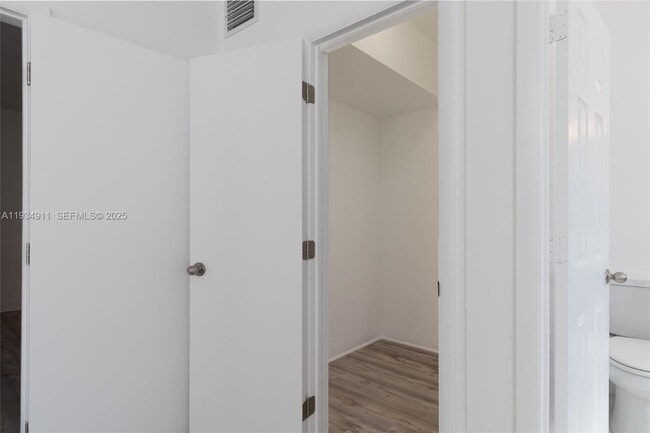 Foto del edificio - 8430 Harding Ave