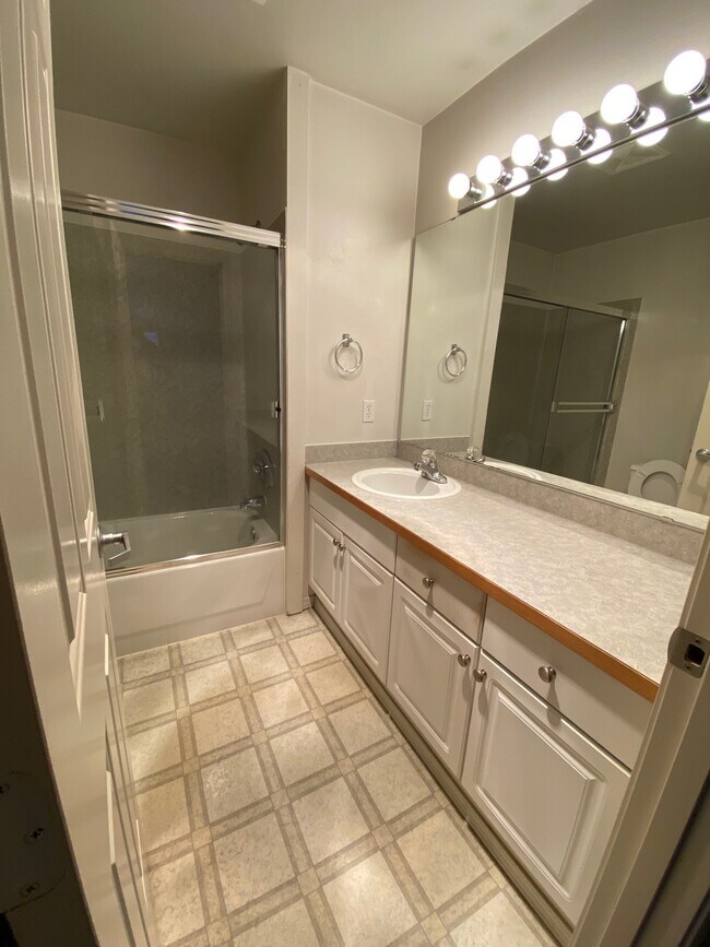 Bathroom - 931 N 86th St