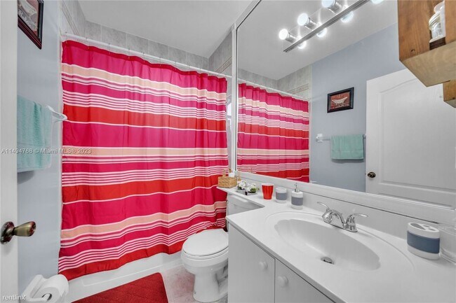 Building Photo - 3 br, 2 bath Duplex - 7565 N Augusta Dr Ap...