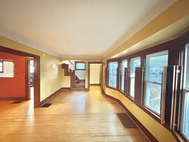 Foto del edificio - Spacious 3bd House | Driveway | Sunroom
