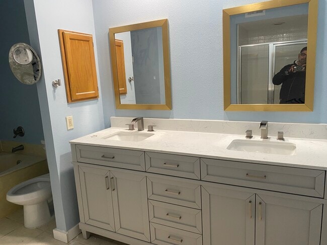 Building Photo - 3865 Suffolk Ln