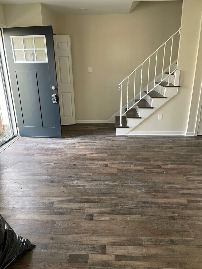 Building Photo - Completely Renovated *End Unit* townhouse ...