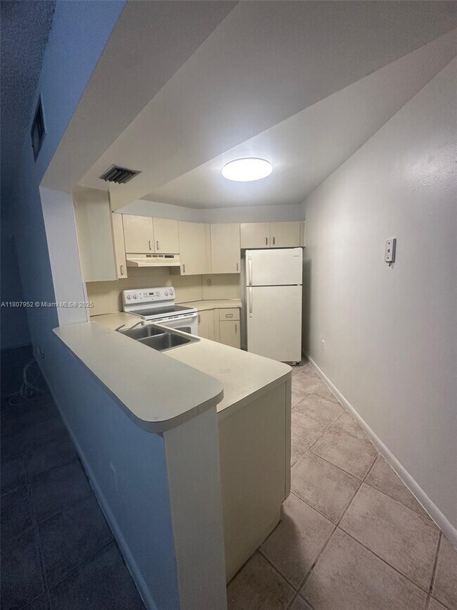 Building Photo - 9741 Fontainebleau Blvd
