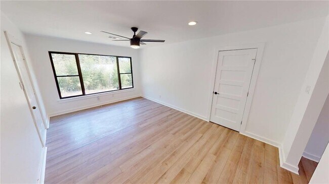 Building Photo - 1607 Sylvan Dr