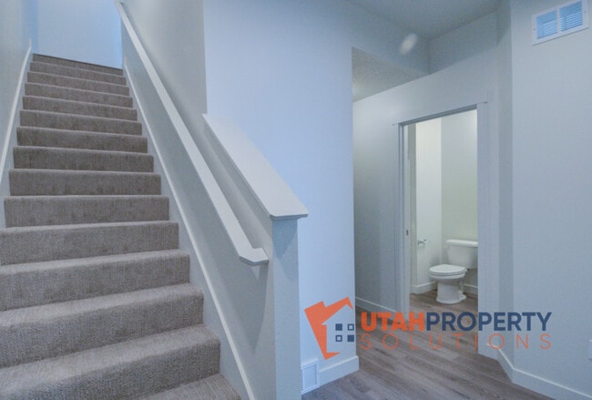 Building Photo - 1013 W 400 S