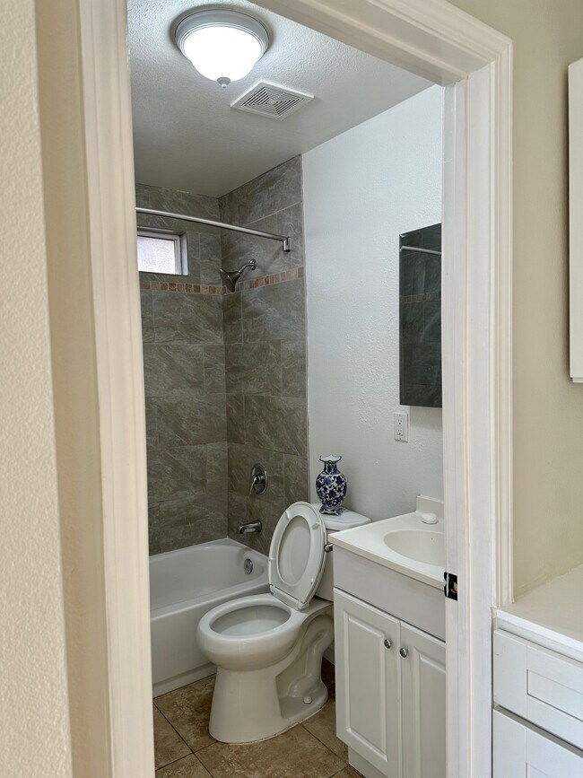 Foto del edificio - 3828 W 105th St