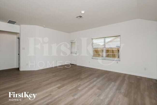 Building Photo - 10706 Vinateros Dr