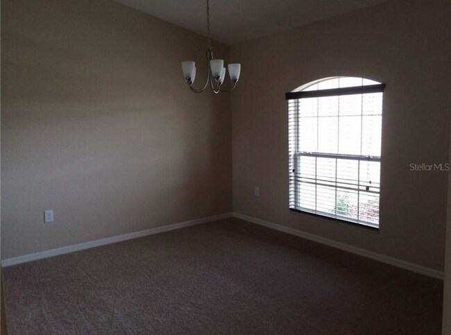 Building Photo - Spacious 4-Bedroom 2 bathroom Home in Wint...