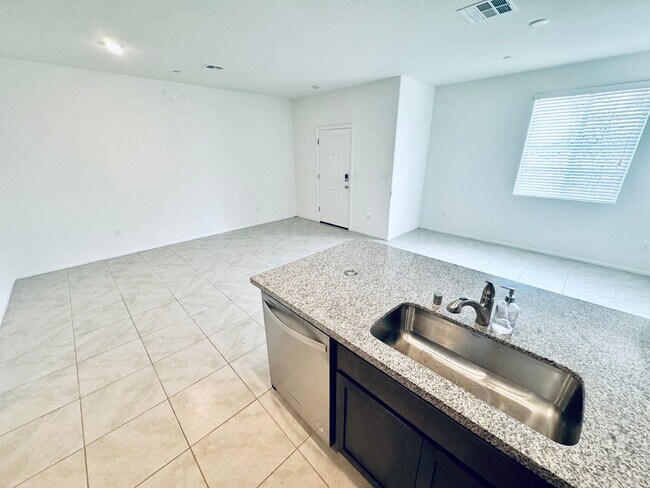 Foto del edificio - AMAZING, CORNER LOT, UPGRADED TOWNHOME IN "HENDERSON!!"  NEXT DOOR TO COMMUNITY DOG PARK!!