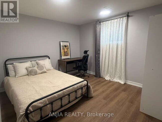 Building Photo - 2482 Robin Dr