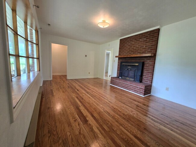 Foto del edificio - Enjoy Country Living in 3 Bed, 2 Bath, Brick Ranch