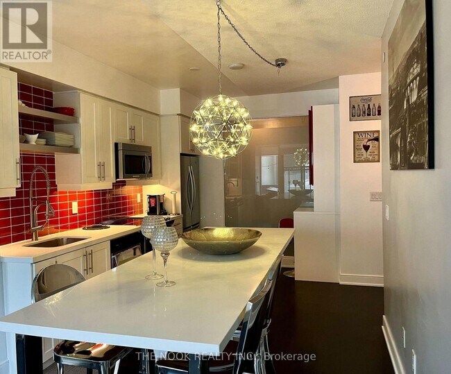 Building Photo - 525 Adelaide St W