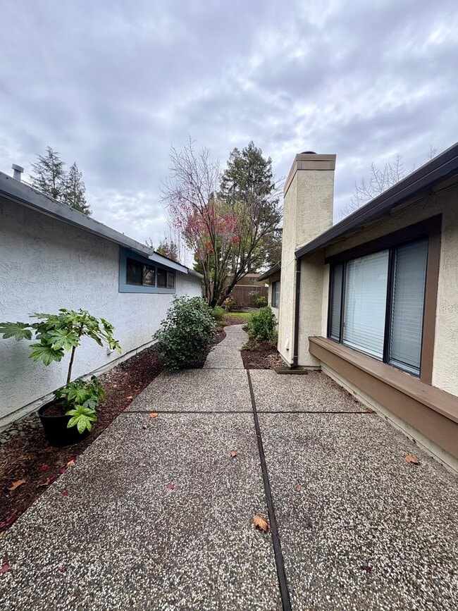 Building Photo - Updated 2bed/2full bath home in Pocket