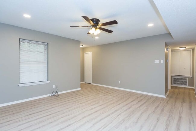 Building Photo - 10 Greenhaven Pl