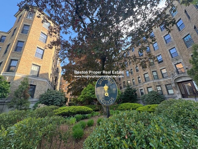 Building Photo - 118 Riverway St