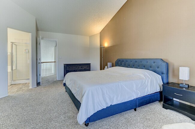 Building Photo - Beautiful 5 Bedroom Home for Rent on Golf ...