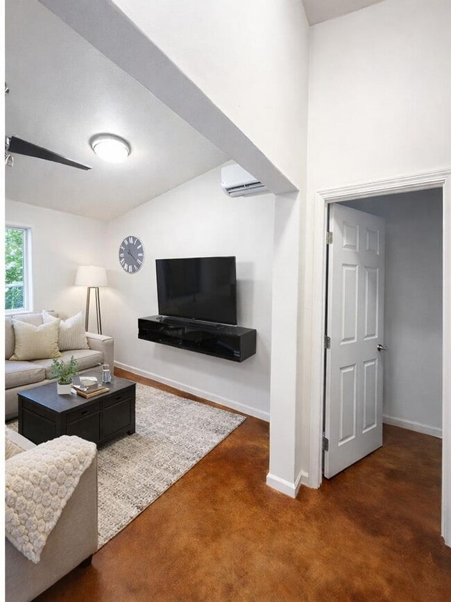 Foto del edificio - Like new one bedroom home on almost an acre!  A must see!