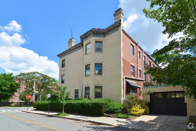 Building Photo - 923 Beacon St