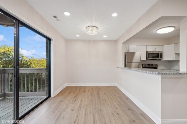 Building Photo - 224 W Ct of Shorewood