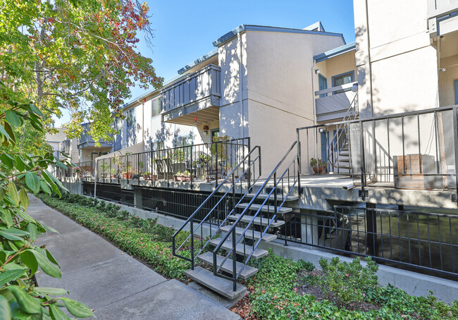 Building Photo - 847 Woodside Way #216