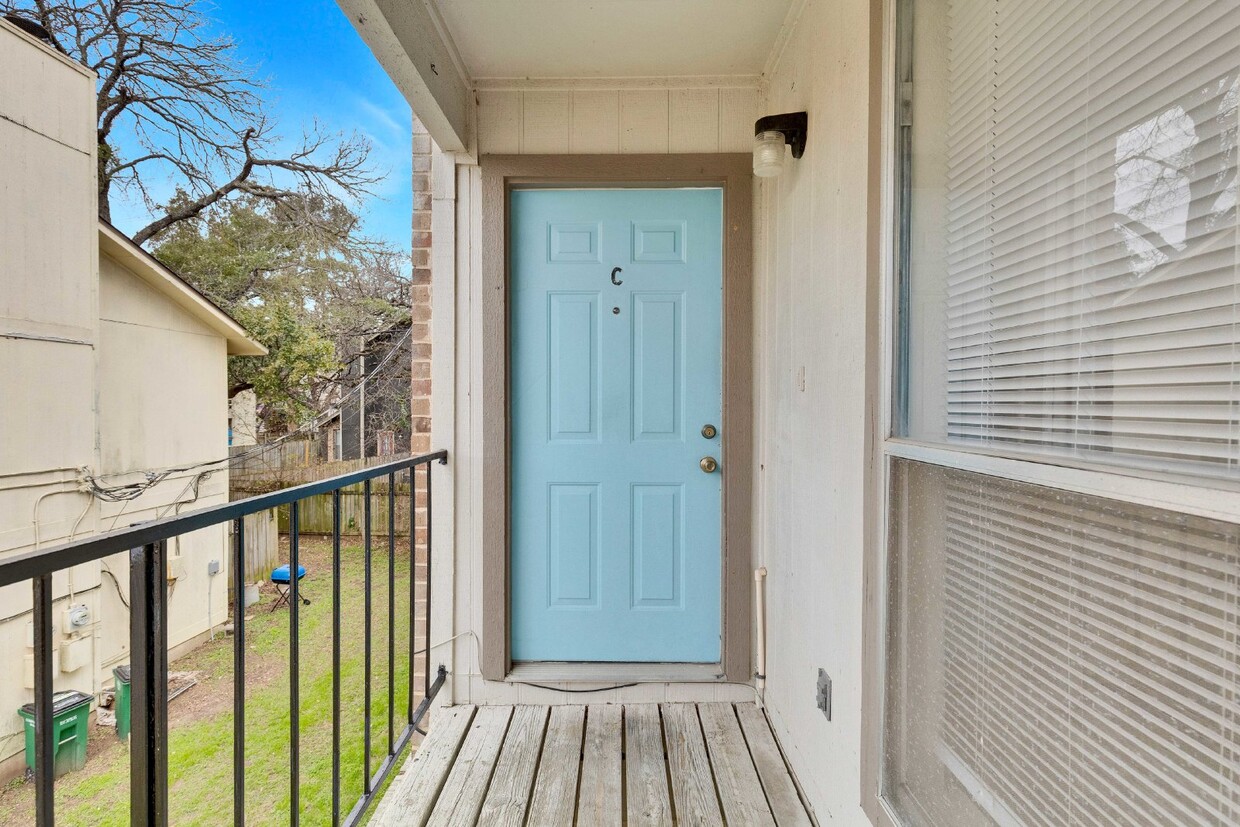 Foto principal - Upstairs Two Bedroom Unit in Fourplex with...