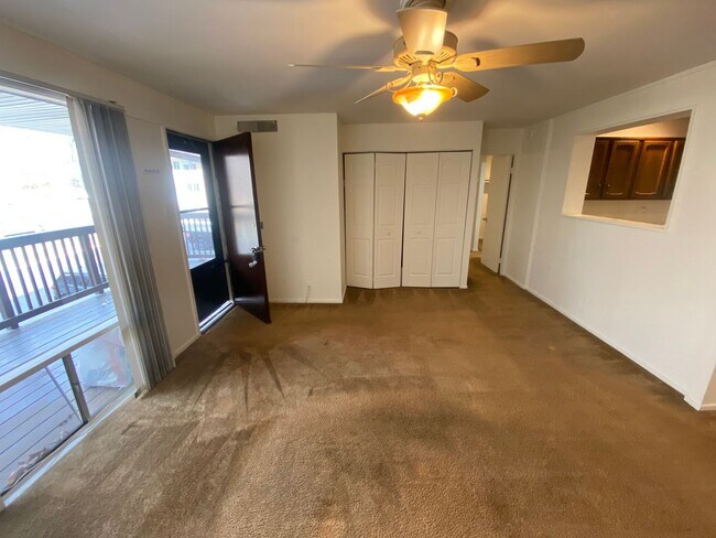 Building Photo - 1 Bedroom 1 Bath Top Floor Condo located within the Woodmont Spring Condominium Complex Next to W...