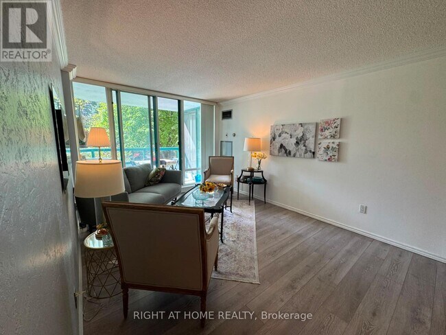 Photo du bâtiment - 7250 Yonge St