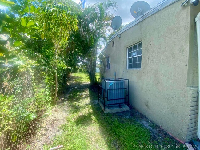 Building Photo - 1036 NW 11th Pl