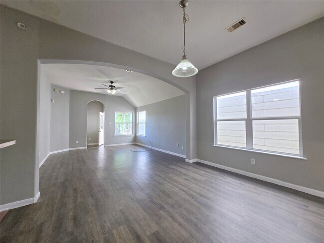 Foto del edificio - 811 Forest Hillside Ln