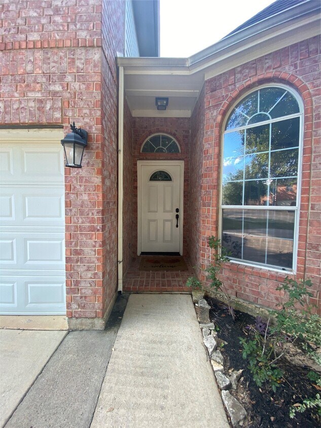 Foto principal - 9210 Hidden Lake E Dr