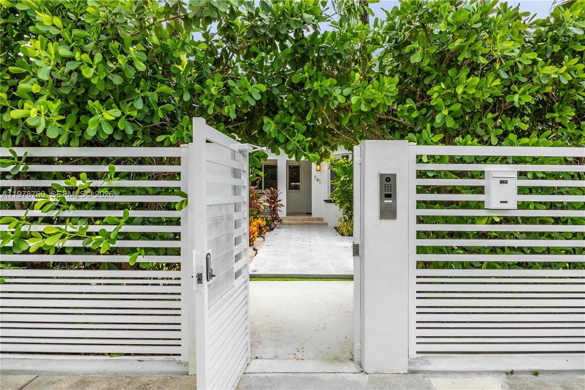 Foto del edificio - 741 NE 87th St